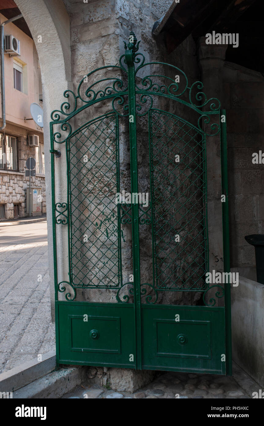 Bosnien, Europa: dekorierte Tor in den Hof der Koski Mehmed Pascha Moschee, die zweitgrößte Moschee in Mostar, Beispiel der osmanischen Architektur Stockfoto