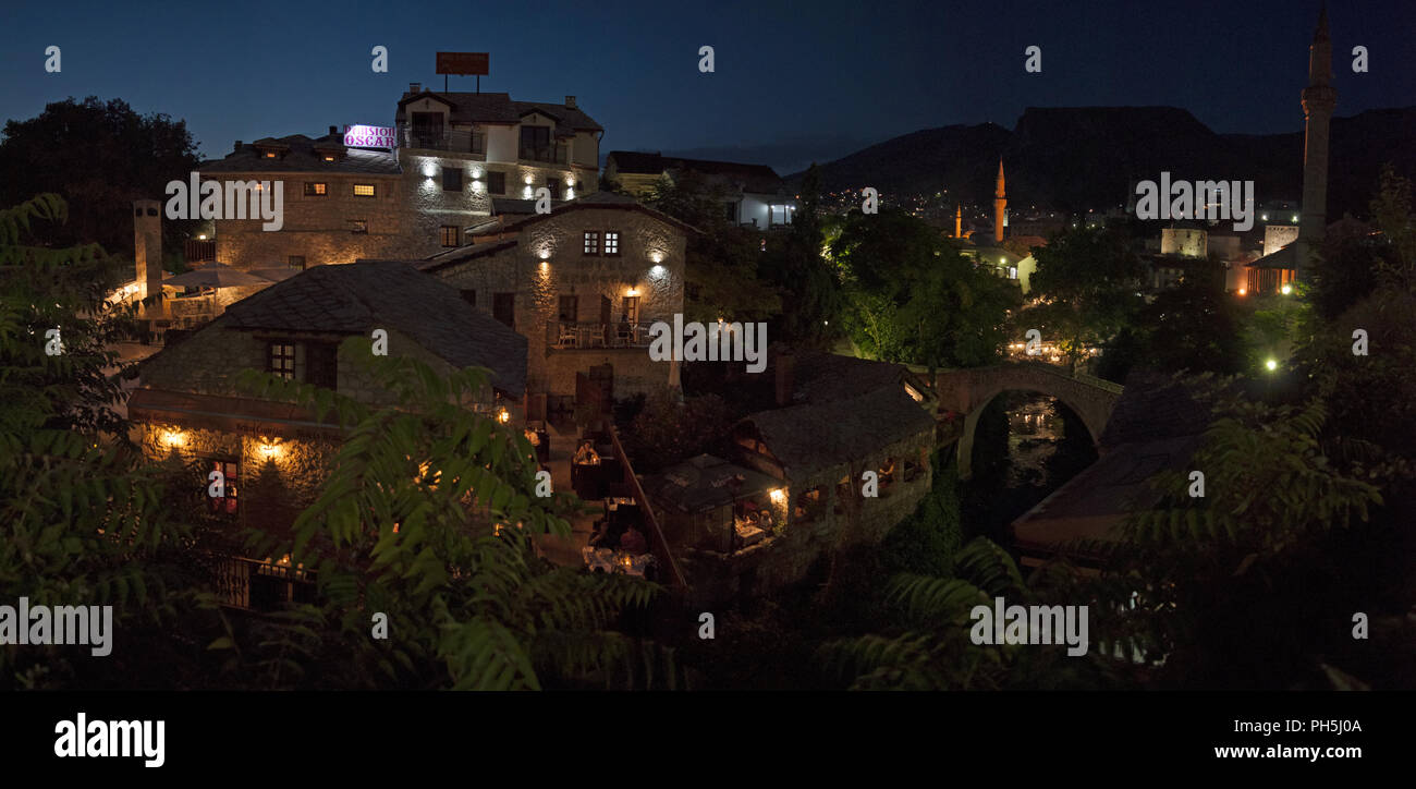 Mostar: night skyline und Kriva Cuprija (abfallende Brücke), der ältesten einzigen Bogen Brücke aus Stein im Jahre 1558 als Test vor der Stari Most gebaut Stockfoto