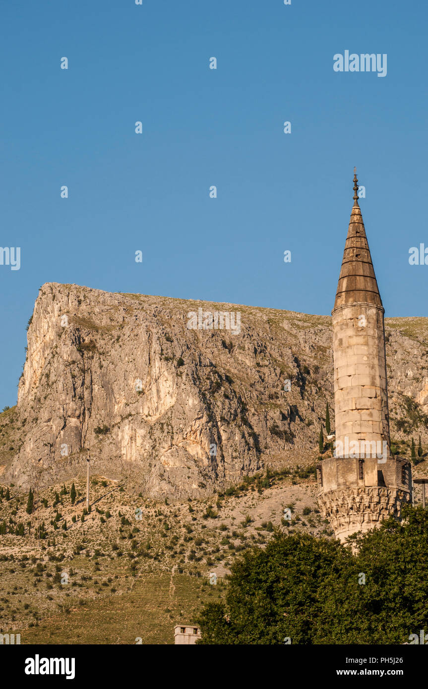 Bosnien: die typische Skyline der Stadt Mostar, die Stadt benannt nach der Brücke Pfleger (mostari), die die Stari Most, mit einer seiner vielen Minaretten bewacht Stockfoto