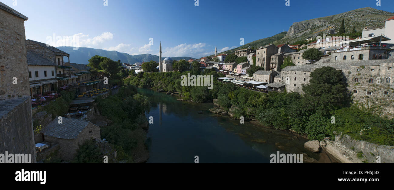 Bosnien: Skyline der Stadt Mostar mit Blick auf die Paläste und Gebäude der Alten Basar Kujundziluk, das muslimische Viertel und die Koski Mehmed Pascha Moschee Stockfoto