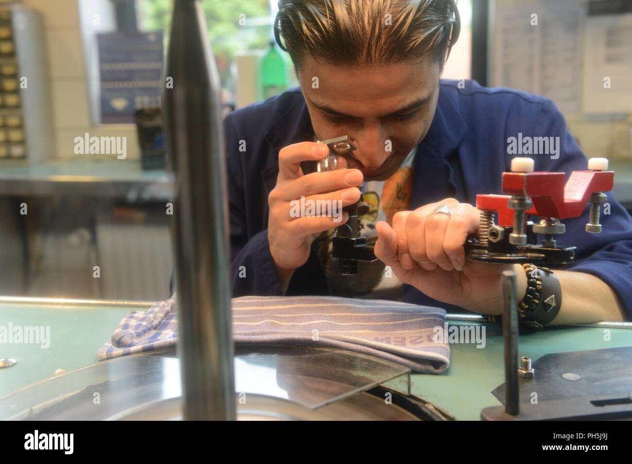 Schleifer Diamanten Inspektion in einer Diamantenfabrik in Amsterdam Stockfoto
