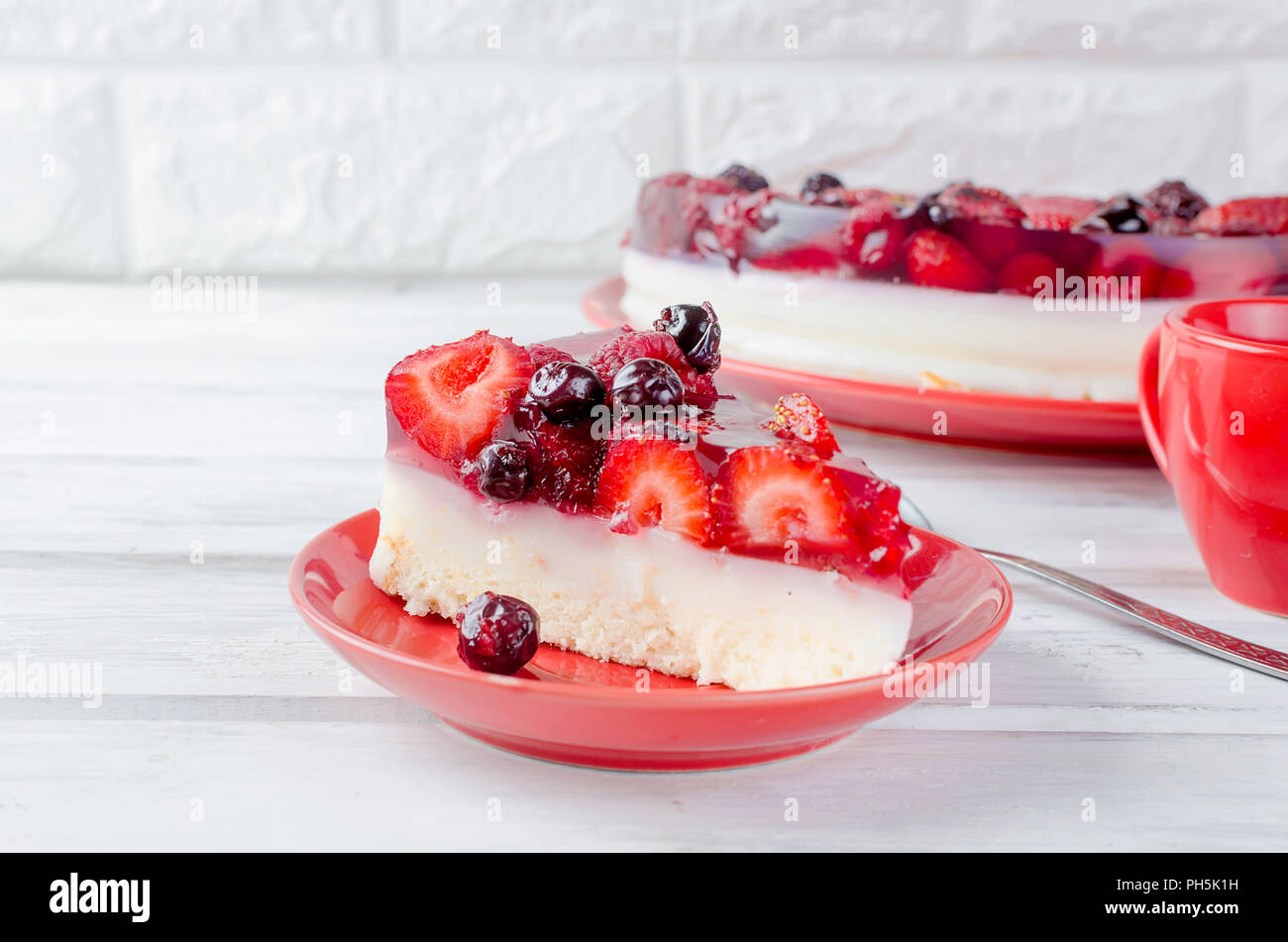 Stück Kuchen oder Käsekuchen mit frischen Beeren - Erdbeeren und Himbeeren zum Frühstück mit einer Tasse starken Kaffee, kopieren Raum Stockfoto