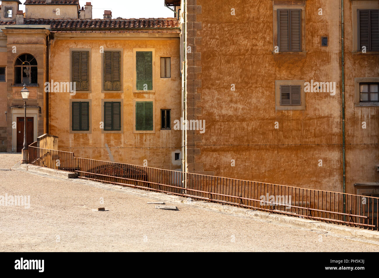 Esplanade an der Rückseite des Piti Palast, von den Boboli-Gärten in Florenz, mit seinen alten Mauern in einem verschlissenen Hellbraun und die Blinds in Grün Stockfoto