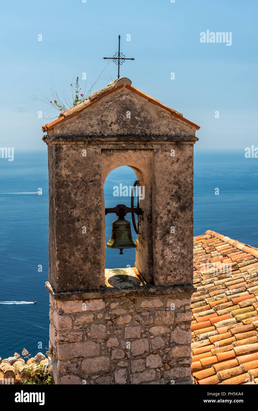 Glockenturm der Chapelle de la Sainte Croix (der Weißen Büßer) im Dorf Eze an der Cote d'Azur Stockfoto
