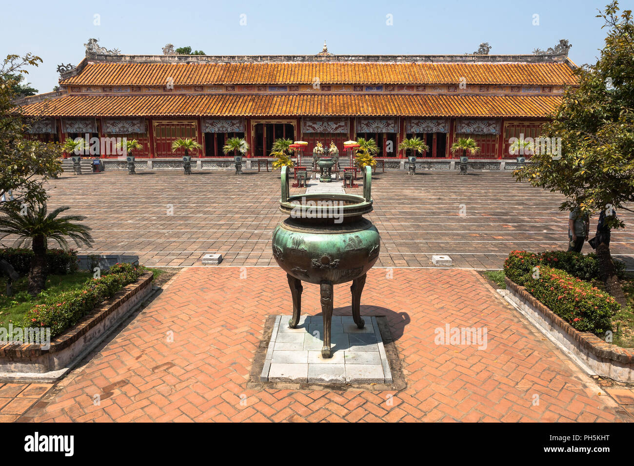 Hof zwischen Hiển Lâm Các und Thế Miếu Tempel, mit einem Nguyen dynastischen Urnen im Vordergrund, Imperial City, Hue, Vietnam Stockfoto