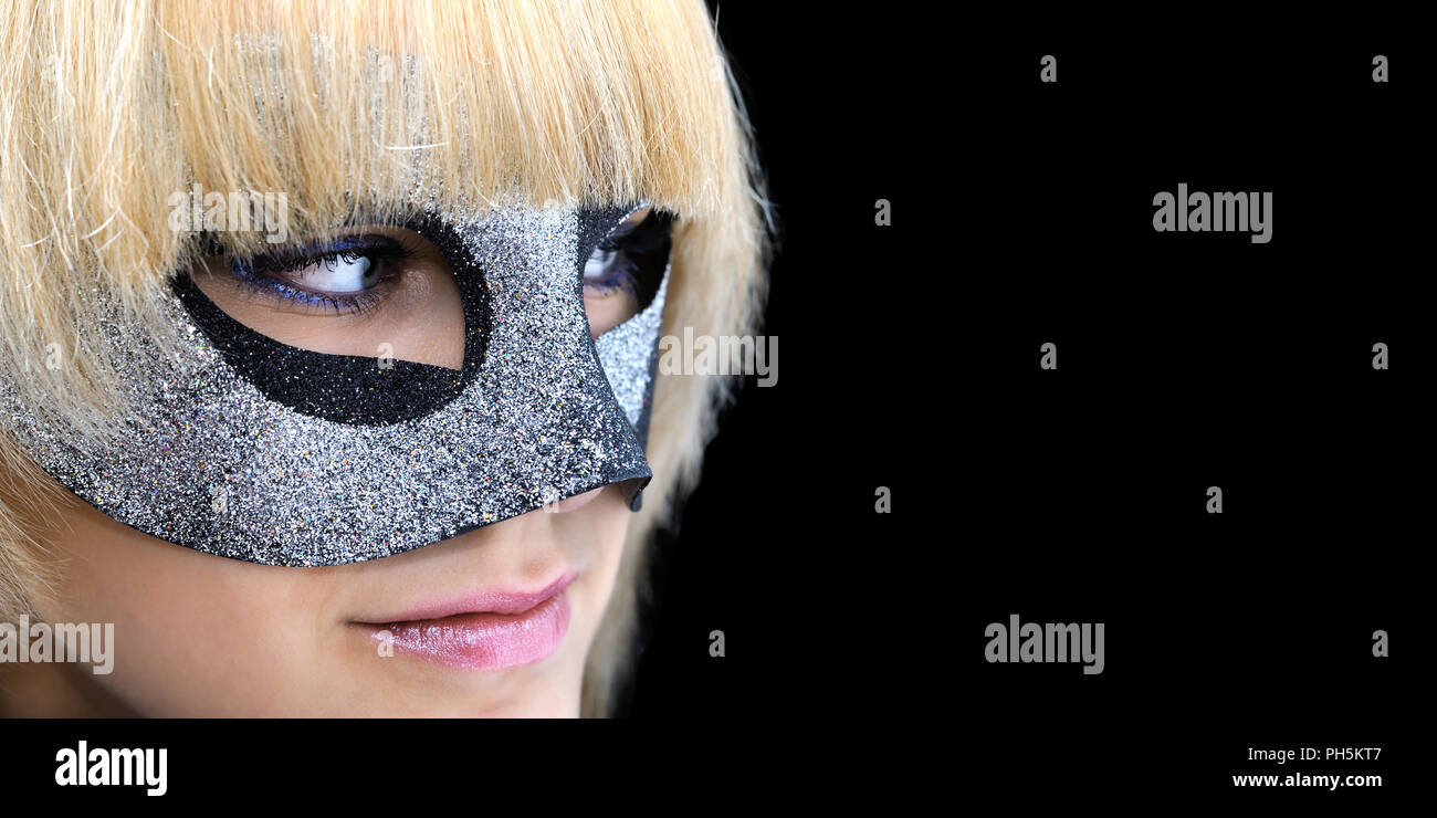 Closeup Porträt der jungen Frau mit Maskerade, auf schwarzem Hintergrund isoliert, Banner Format Stockfoto