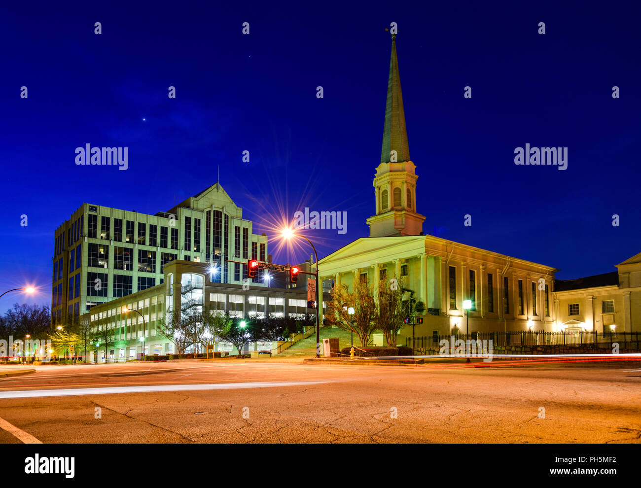 Downtown Greenville South Carolina SC in der Nacht. Stockfoto
