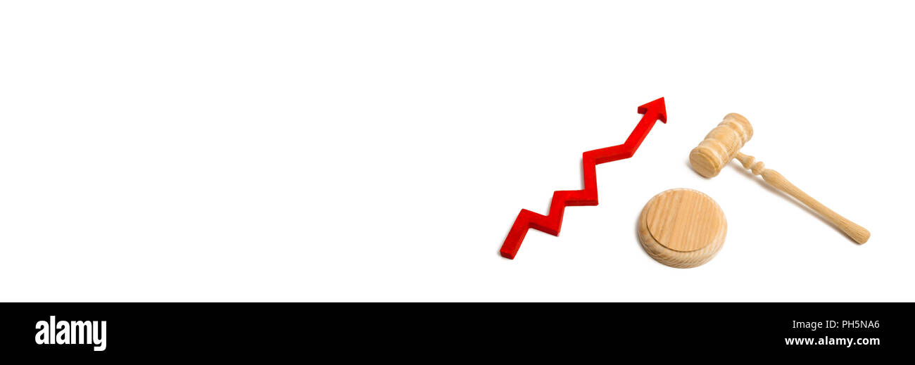 Judge's Hammer und der Pfeil nach oben zeigt. Das Konzept der Erhöhung der Zahl der Menschen appelliert an das Gericht. Wachstum der Freisprüche/Überzeugungen. T Stockfoto