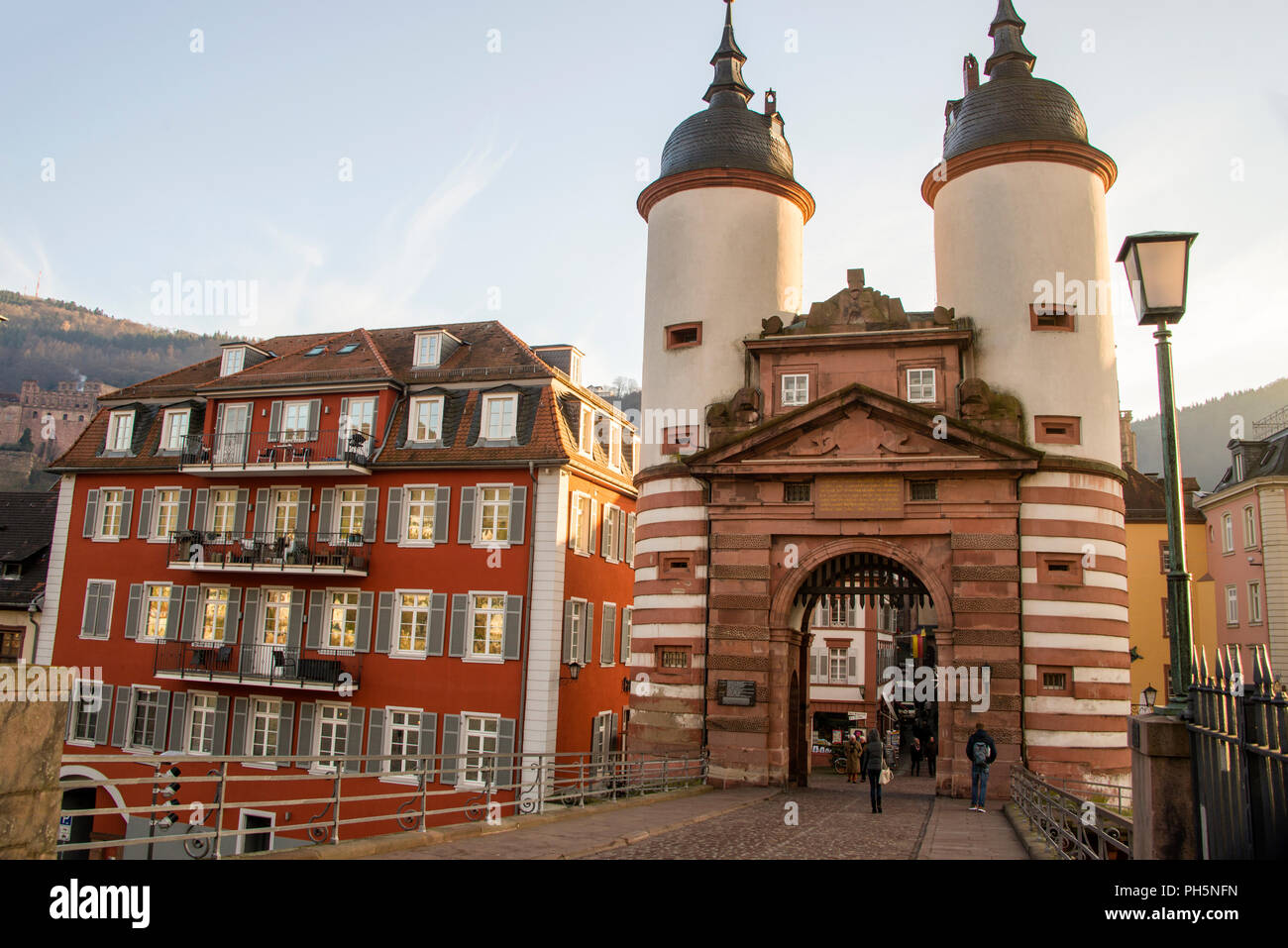 Altes Brückentor mit barocken Turmhelmen in Heidelberg. Stockfoto