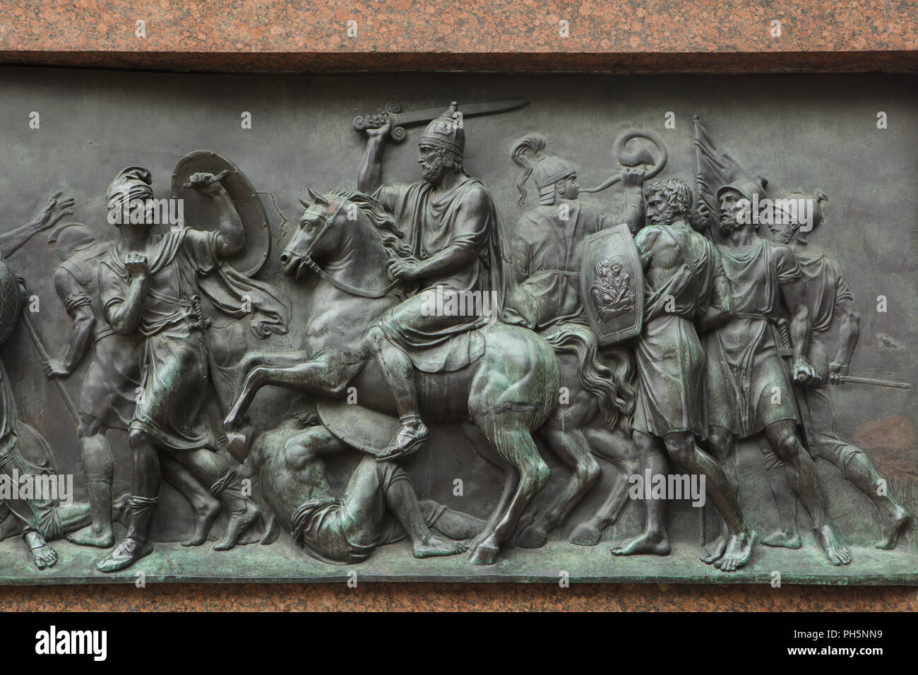 Prince Dmitry Pozharsky kämpfen gegen die polnischen Truppen während der Zeit der Not. Kampfszene in der bronze Relief dargestellt von russischen Bildhauers Ivan Martos auf dem Podest der Denkmal für Minin und Pozharsky auf dem Roten Platz in Moskau, Russland. Die bronzene Denkmal für russische nationale Helden Kuzma Minin und Prinz Dmitry Pozharsky im Jahre 1818 als erstes Denkmal in Russland vorgestellt wurde. Stockfoto
