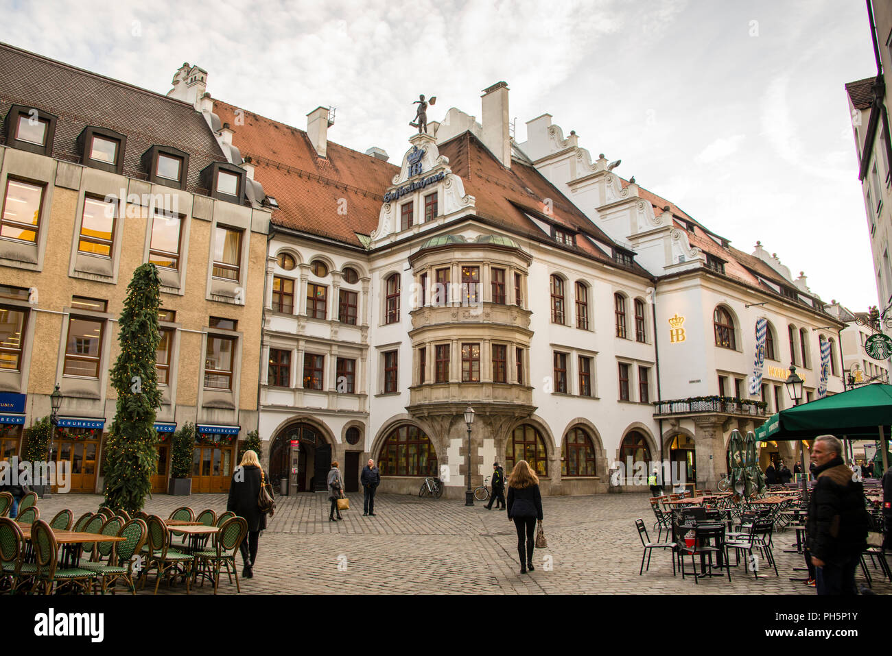 Plazel öffentlicher Platz in München mit historischem Hofbräuhaus am Platzl. Stockfoto