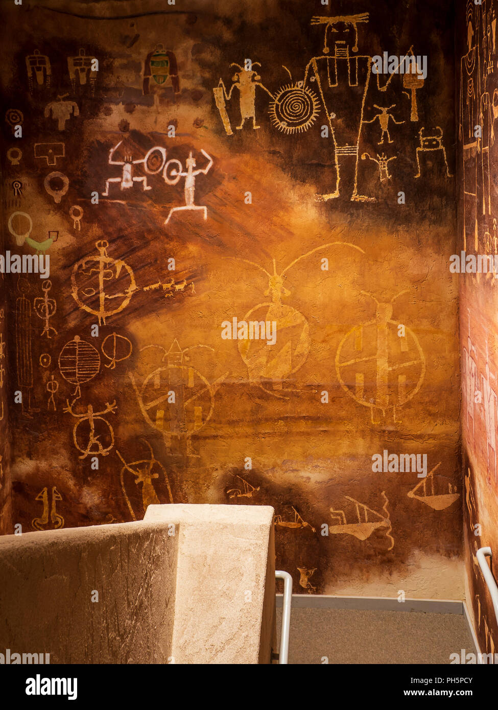 Anasazi Petroglyphen reproduziert auf einer Treppe, an der Wand, Kante des Cedars State Park und Museum, Blanding, Utah. Stockfoto