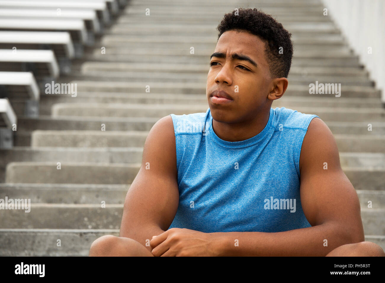 Junge afrikanische Amerian jugendlicher Sportler denken über seine Zukunft. Stockfoto