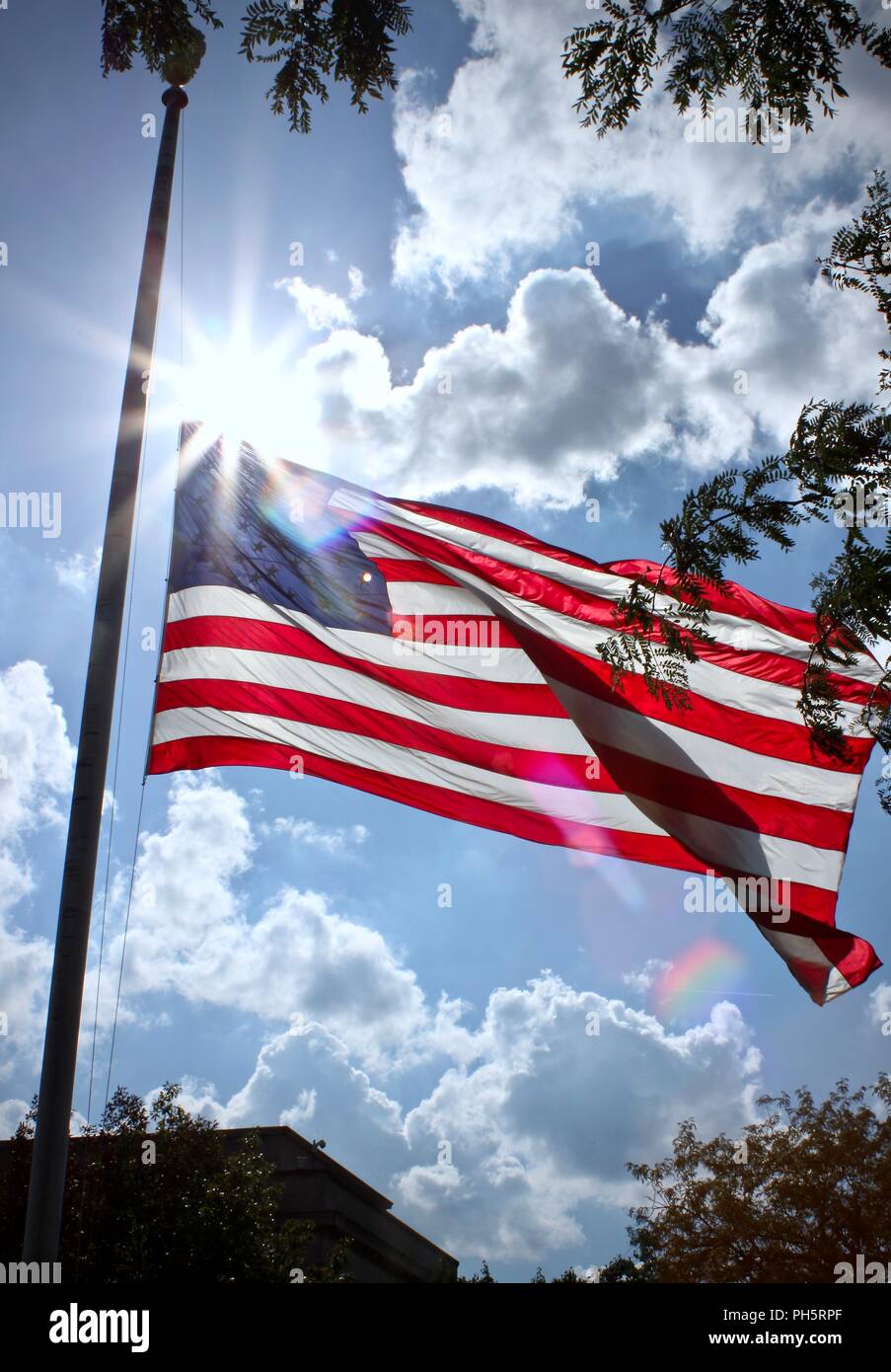 Flagge schleudern auf Halbmast zu Ehren der gefallenen Helden Stockfoto