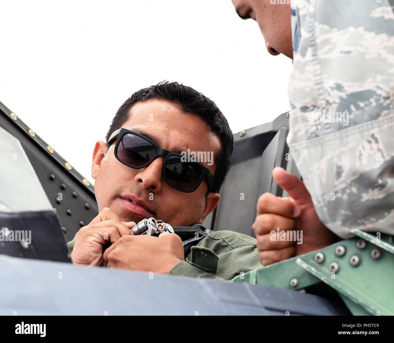 Staff Sgt. Sef Solis, eine Mannschaft Leiter der 149 Aircraft Maintenance Squadron zugewiesen, erhält egress Training vor seinem Anreiz Fahrt von Master Sgt. Louis Soriano, an die 149 Aircrew Flug Ausrüstung Abschnitt zugewiesen, in Čáslav Air Base, Tschechische Republik 19. Juni während Sky Avenger 2018. Beide Piloten sind in 149 der Air National Guard Fighter Wing, an Joint Base San Antonio-Lackland, Texas gehabt. (Air National Guard Stockfoto