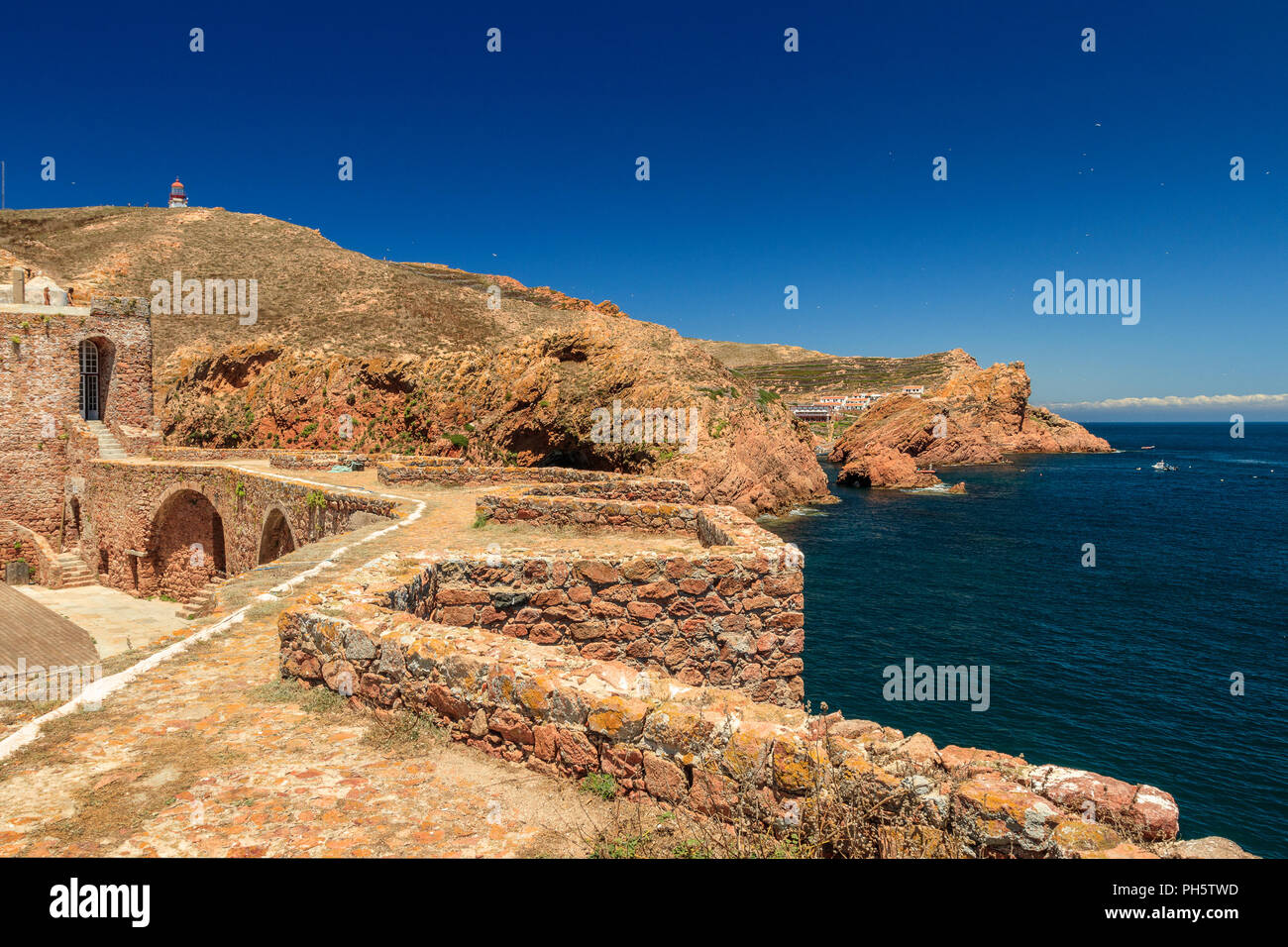 São João Baptista's fort und die Südküste der Insel Berlenga Grande, in Portugal. Stockfoto