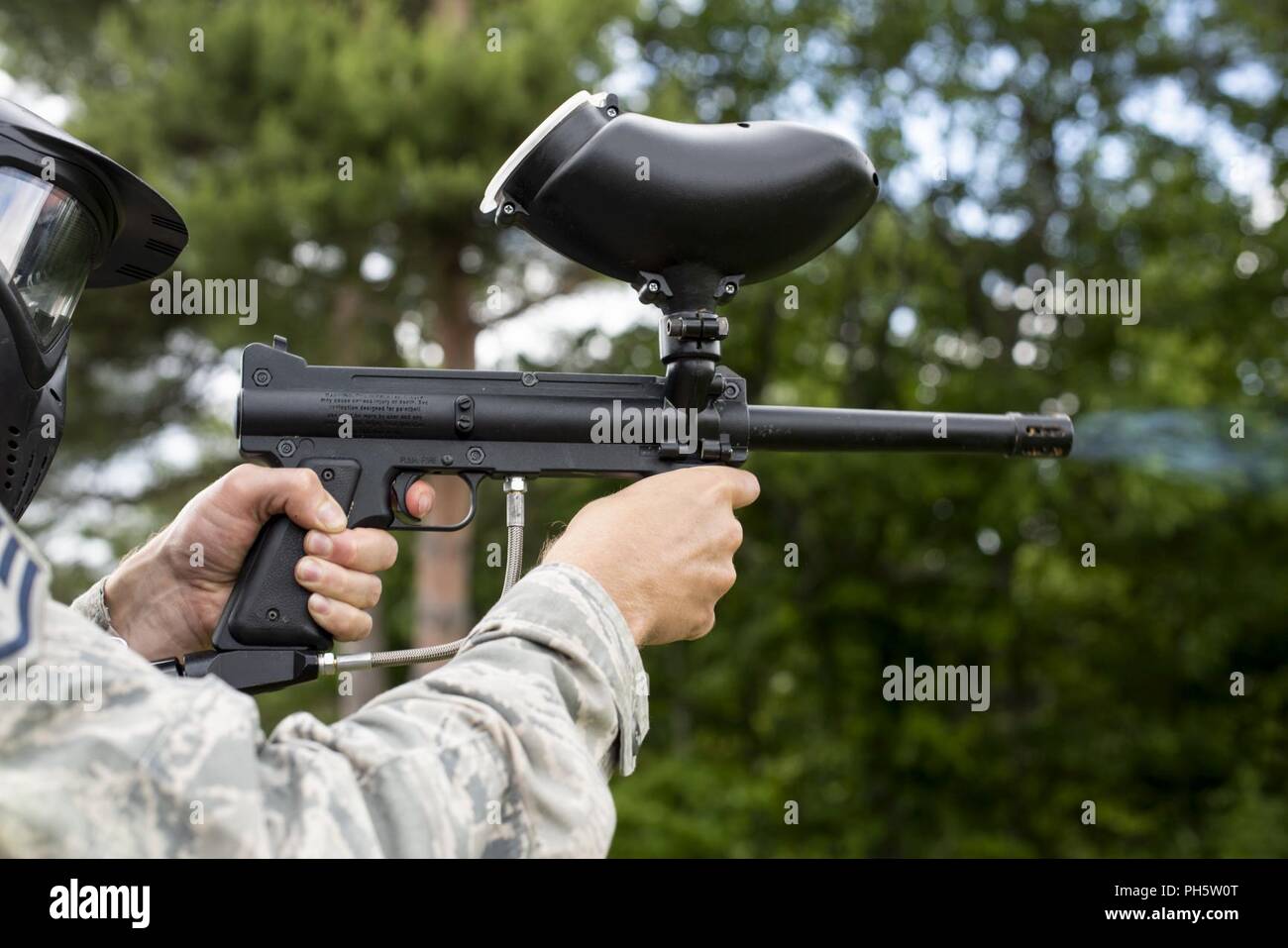 Ein US Air Force Mitglied Brände einer paintball Pistole während einer Delta Loslösung, 1 Raum Unternehmen, gemeinsame Taktik Armee Bodenstation Übung in Misawa Air Base, Japan, 22. Juni 2018. Diese Übung enthalten Flieger und US-Soldaten. Flieger und Soldaten kamen zusammen für Self-Aid Buddy Care, eine Granate Angriff Kurs und Paintball bis Ende der Woche. Paintball zeigt Geduld, durchhalten, wissend, Grenzen und Loslassen von Fehlern. Stockfoto