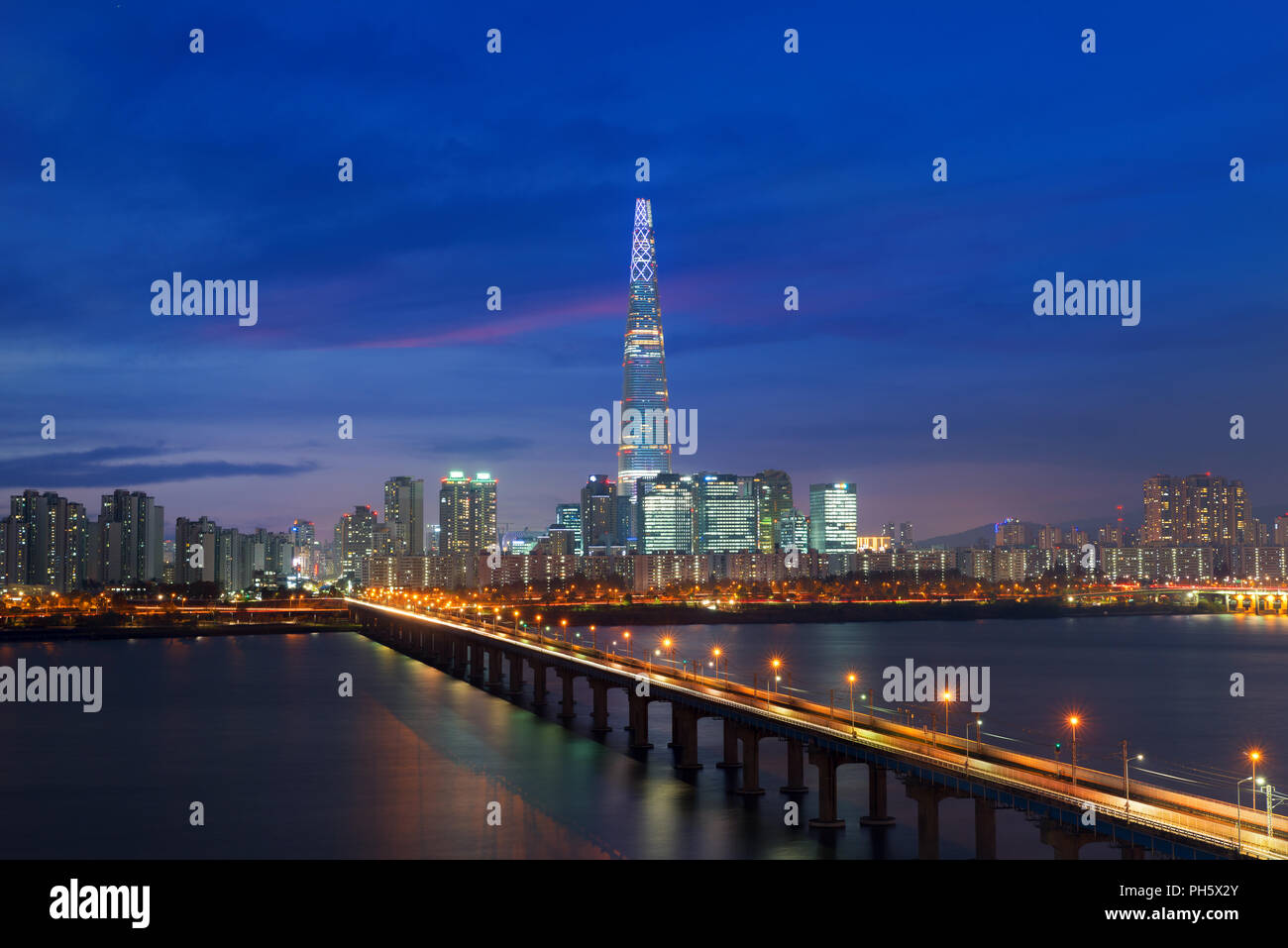 Südkorea Skyline von Seoul, den besten Blick auf Südkorea mit Lotte World Mall in Jamsil. Stockfoto