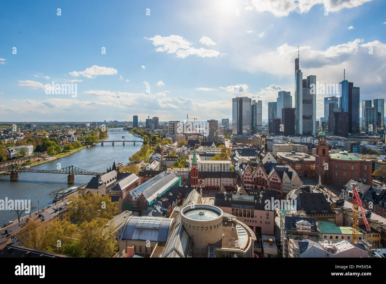 Blick auf Skyline im Zentrum Geschäftsviertel in Frankfurt am Main, Deutschland. Frankfurt ist finanzielles Zentrum Deutschlands und Europas. Stockfoto