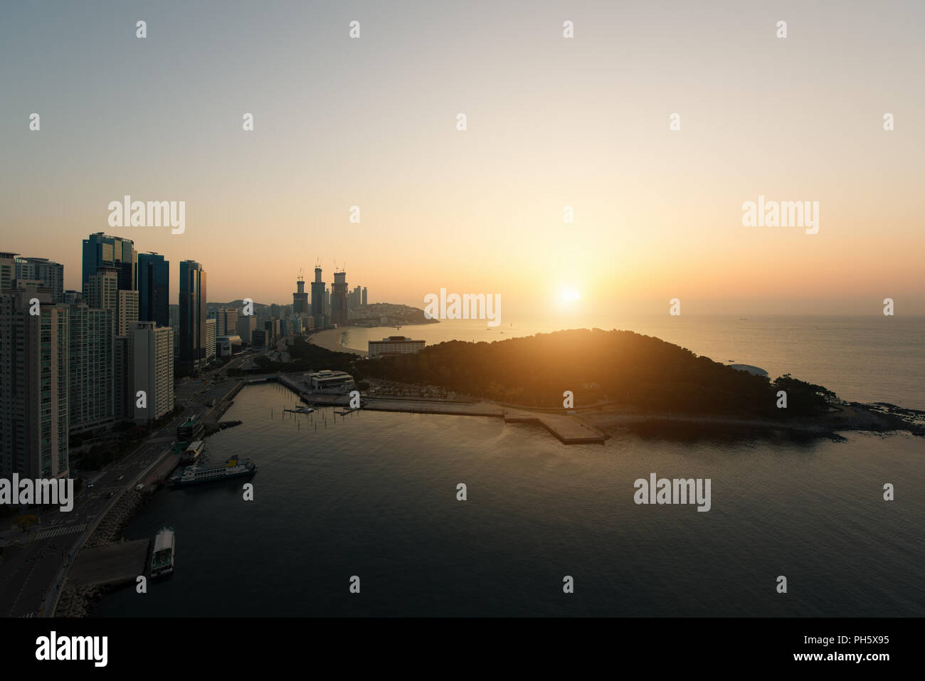 Sonnenaufgang am Haeundae Beach in Busan. Haeundae Beach ist der beliebteste Strand in Busan in Südkorea. Stockfoto