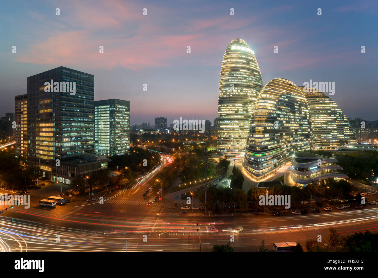 WangJing Soho business district in der Nacht in Peking, China. Stockfoto