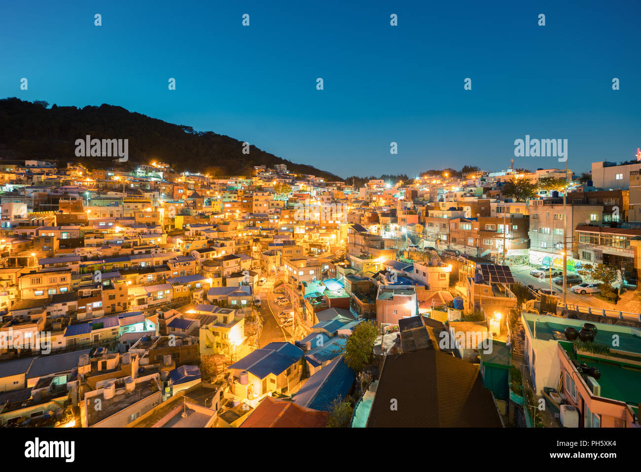 Gamcheon Kultur Dorf in der Nacht in Busan, Südkorea. Stockfoto