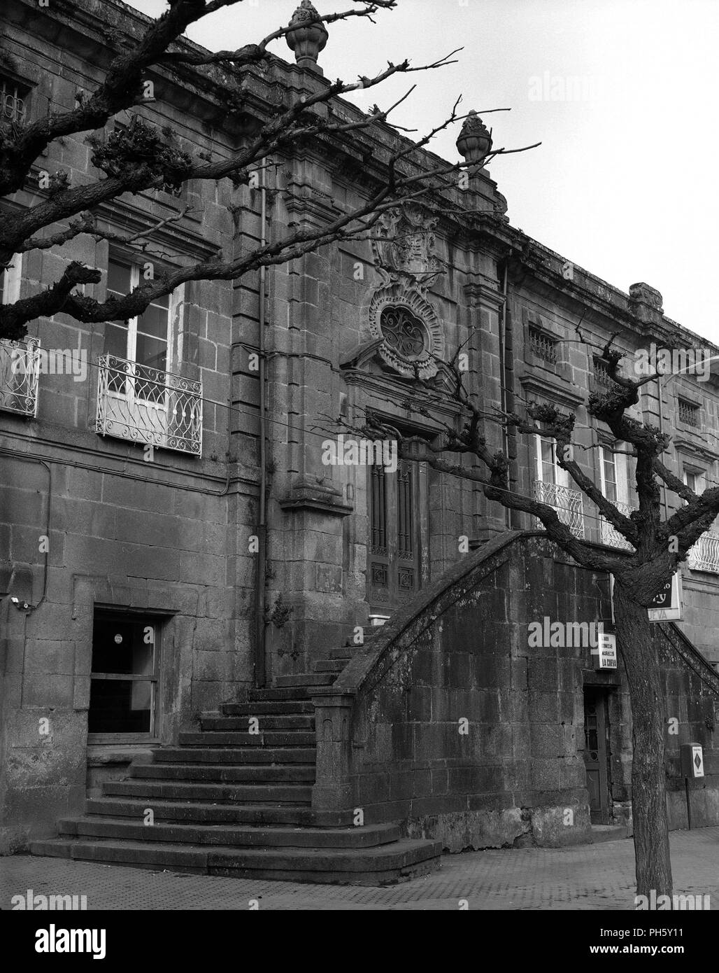 FACHADA DEL EDIFICIO ARCHIVO O LICEO CONSTRUIDO EN EL Siglo XVIII - NEOCLASICISMO GALLEGO - TATSÄCHLICHE SEDE DEL AYUNTAMIENTO - B/N-Años 50. Ort: EDIFICIO ARCHIVO O Liceo, La Coruña, Spanien. Stockfoto