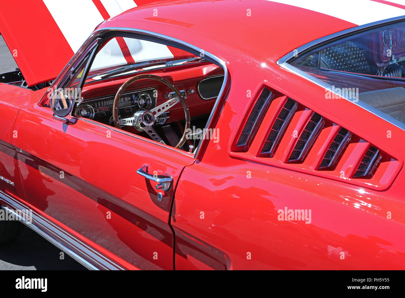 CONCORD, NC - April 8, 2017: A 1965 Ford Mustang Auto auf Anzeige an der Pennzoil AutoFair Classic Car Show in Charlotte Motor Speedway statt. Stockfoto