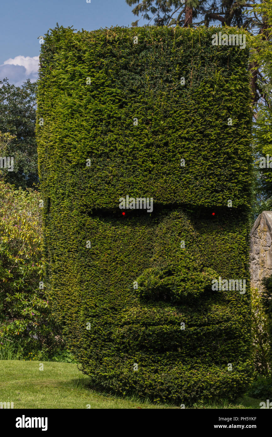 Edinburgh, Schottland, Großbritannien, 14. Juni 2012: Dalmany Haus landet, entlang einer ländlichen Straße künstlerisch tief grünen Hecken in der Nähe von Whitehouse Bay. Die Osterinsel Stockfoto