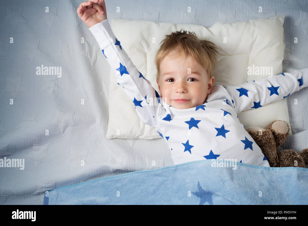 Drei Jahre alten Kind schlafen im Bett Stockfoto