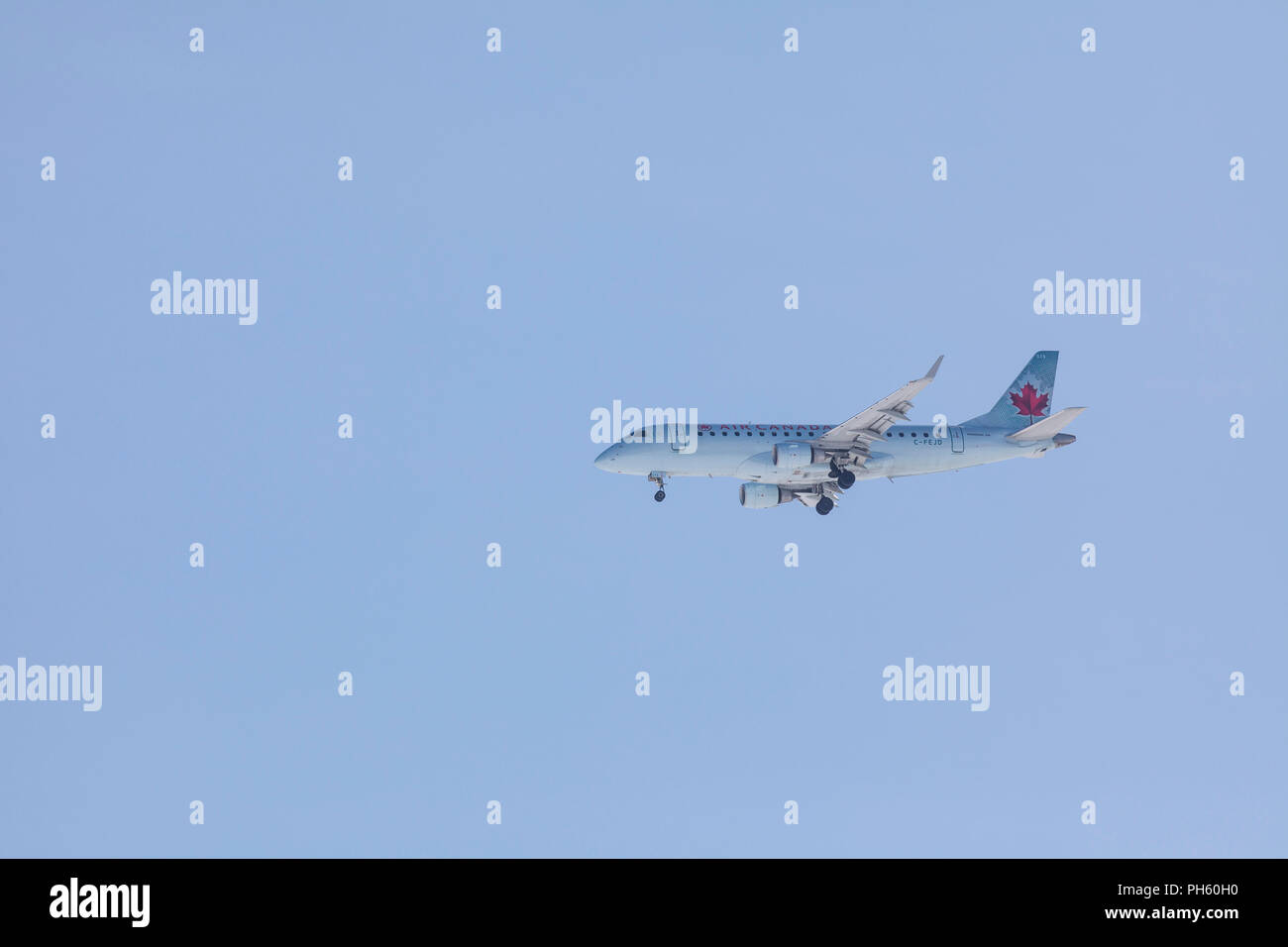 Air Canada Embraer E-175 in 2005-2017 Farben, Ansatz von Pierre Elliott Trudeau International Airport, Dorval, QC Stockfoto