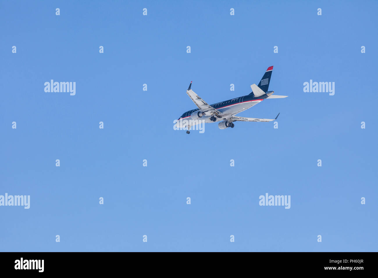 US Airways Embraer ERJ 170 in 2011 Farben, Ansatz von Pierre Elliott Trudeau International Airport, Dorval, QC Stockfoto