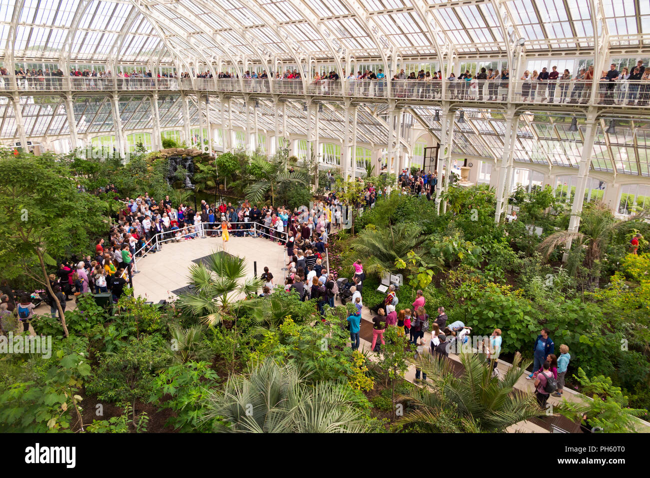 Akrobatik und musikalischer Leistung/Harmonischen von Cirque Bijou von Besucher Publikum während Urlaub sah in Kew Gardens / Royal Botanic Garden. London Stockfoto