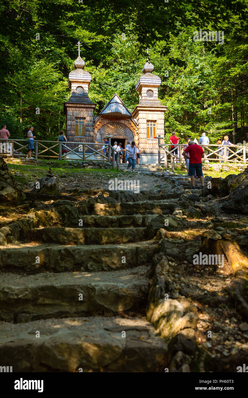 Kranjska Gora, Slowenien - 13.08.2018: Die ruska Kapelica Na Vrsicu Kirche neben Kranjska Gora, Slowenien Stockfoto