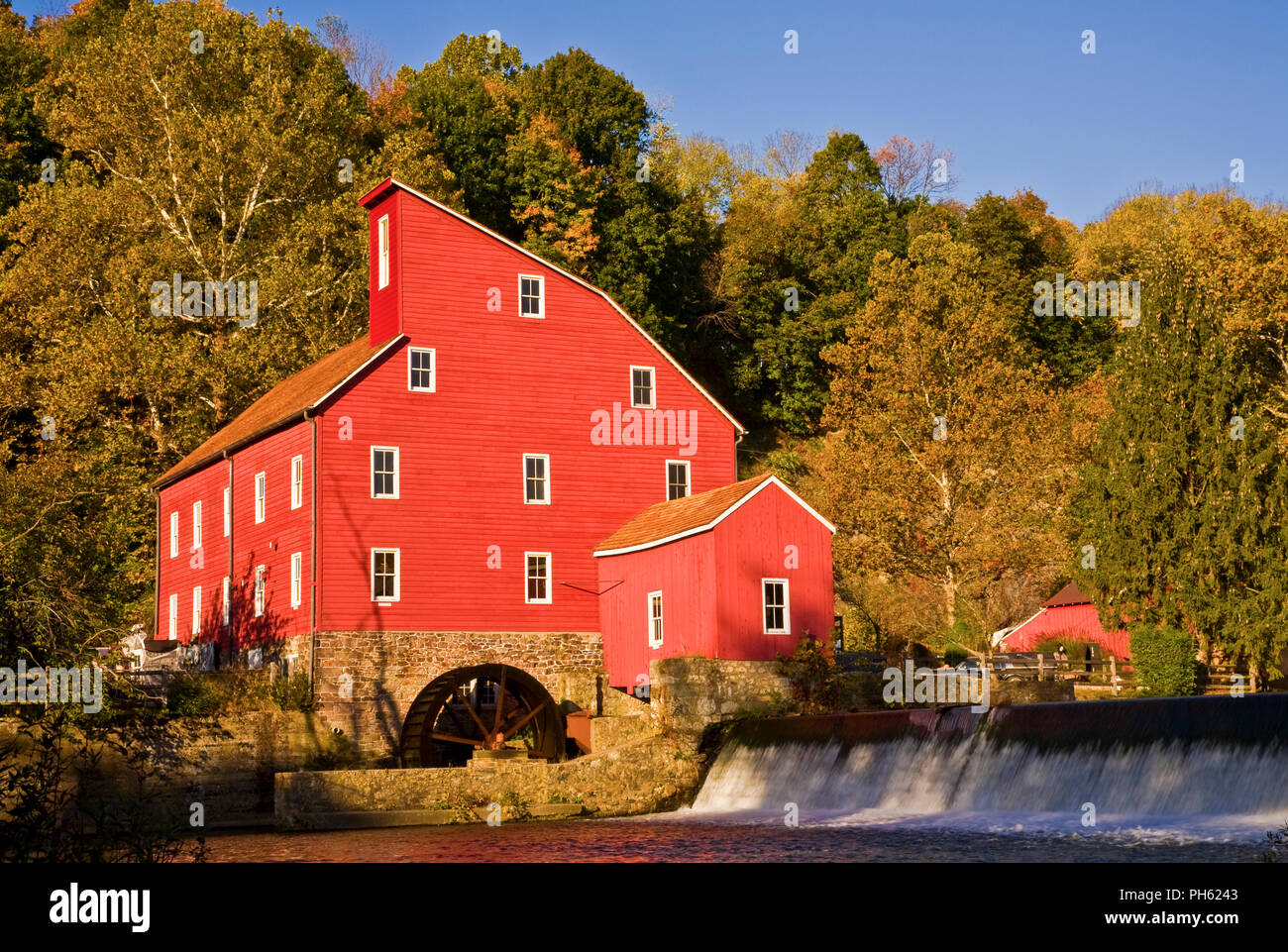 Die historischen Roten Mühle, Clinton, New Jersey, USA, NJ, USA, FS 12,76 MB. 300ppi, Landwirtschaft historische Bilder Bunte Bäume im Herbst Blätter Stockfoto