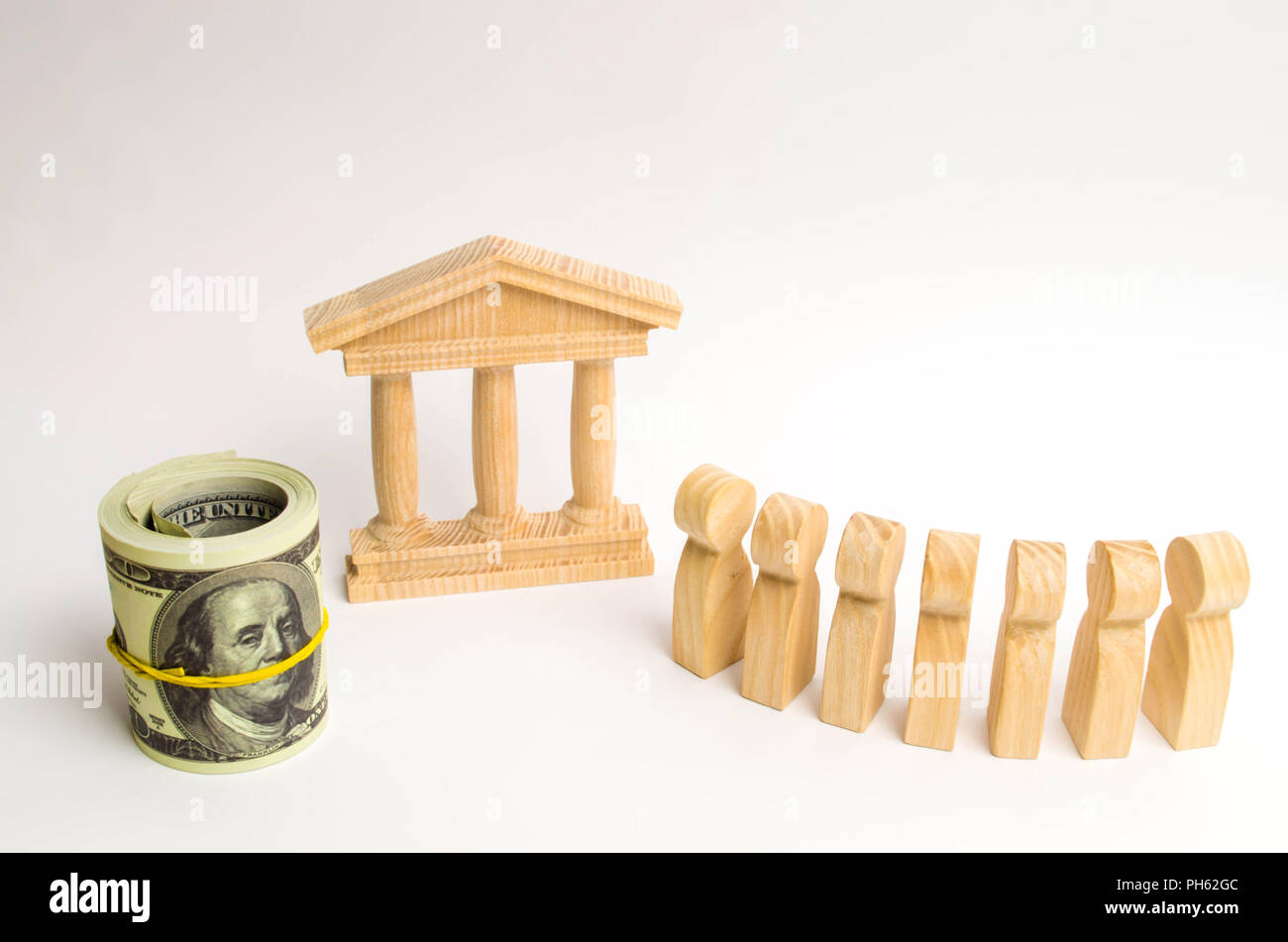 Die Warteschlange von Menschen steht, die der Bank Gebäude. Eröffnung von Konten und Depots. Masse Speichern von Einsparungen aus Banken, Stress in den Finanzmarkt. Stockfoto