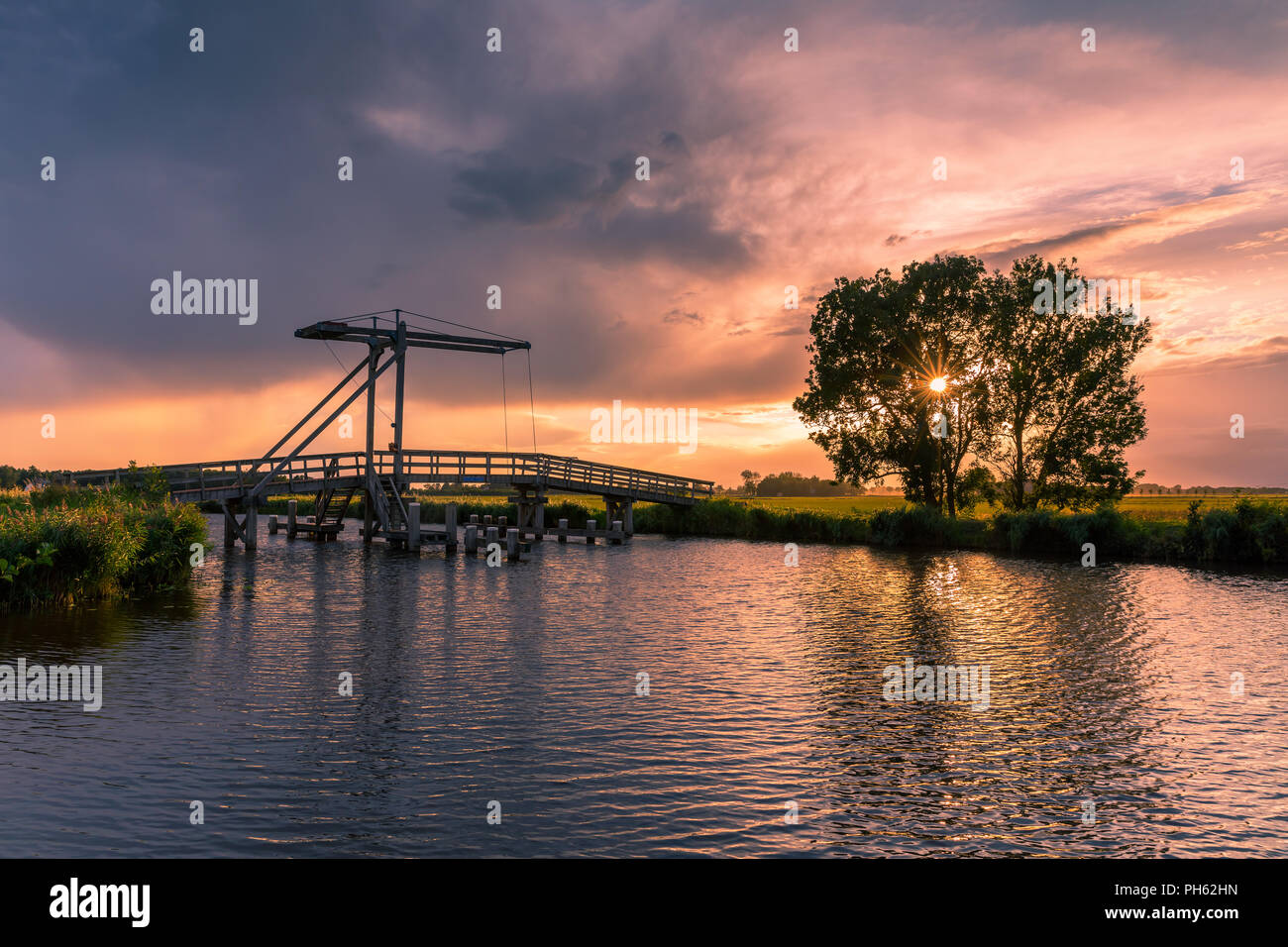Sonnenuntergang bei De Paauwen in der Provinz Groningen, Niederlande. Stockfoto