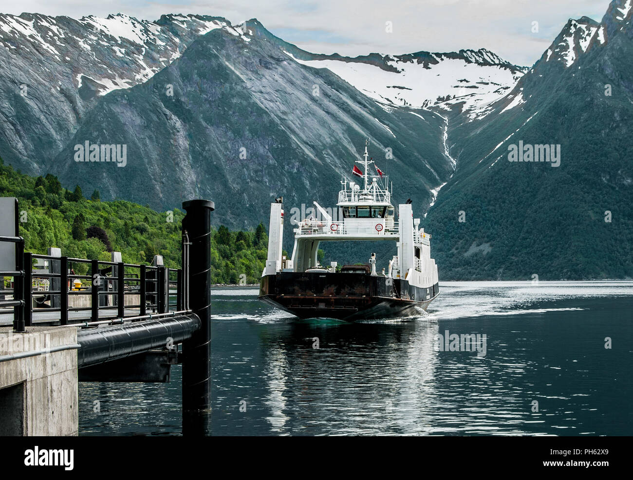 Norwegen Fähre Landung: ein Boot mit Passagieren und Fahrzeugen vervollständigt ein Fjord kreuzen entlang der Küstenstraße nördlich von Alesund, Norwegen. Stockfoto