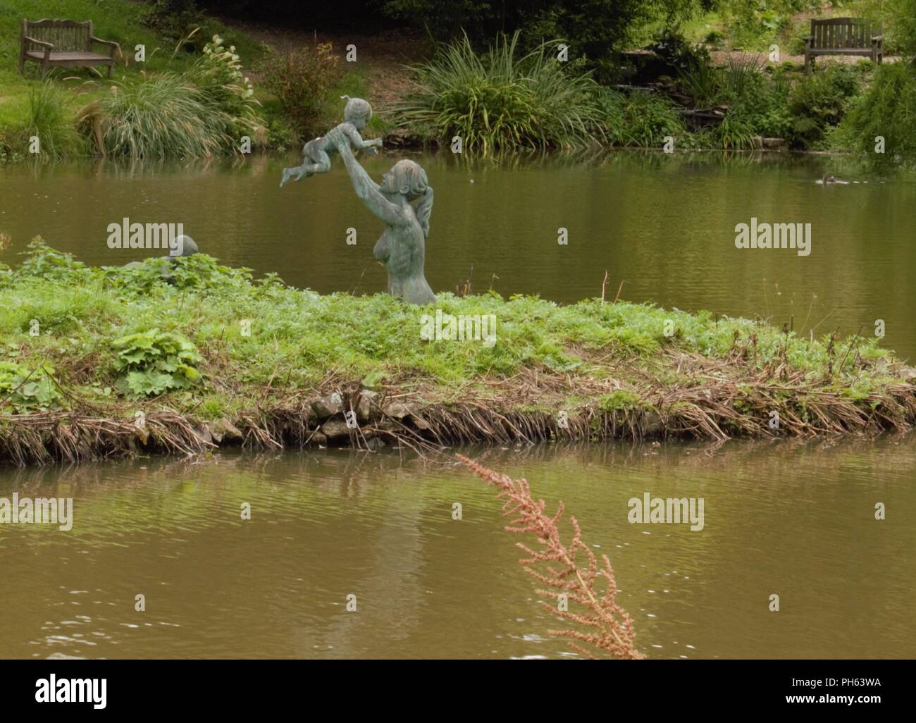 Schönen Mutter und Sohn spielen Statue Stockfoto