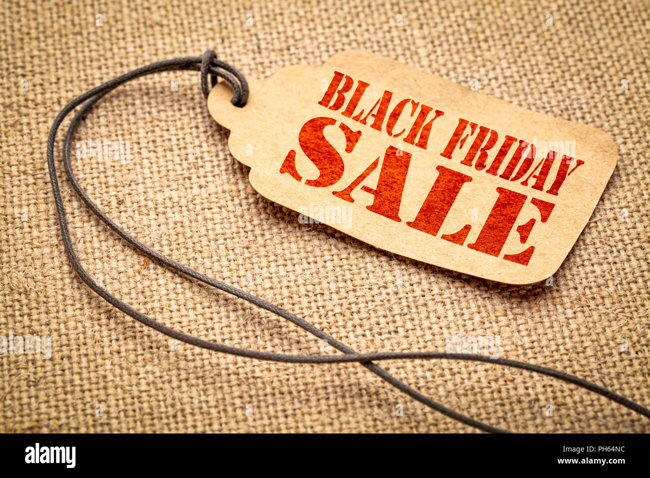 Schwarzer Freitag Verkauf Zeichen - ein Papier Preis Variable mit einem Garn gegen Leinwand Leinwand Stockfoto