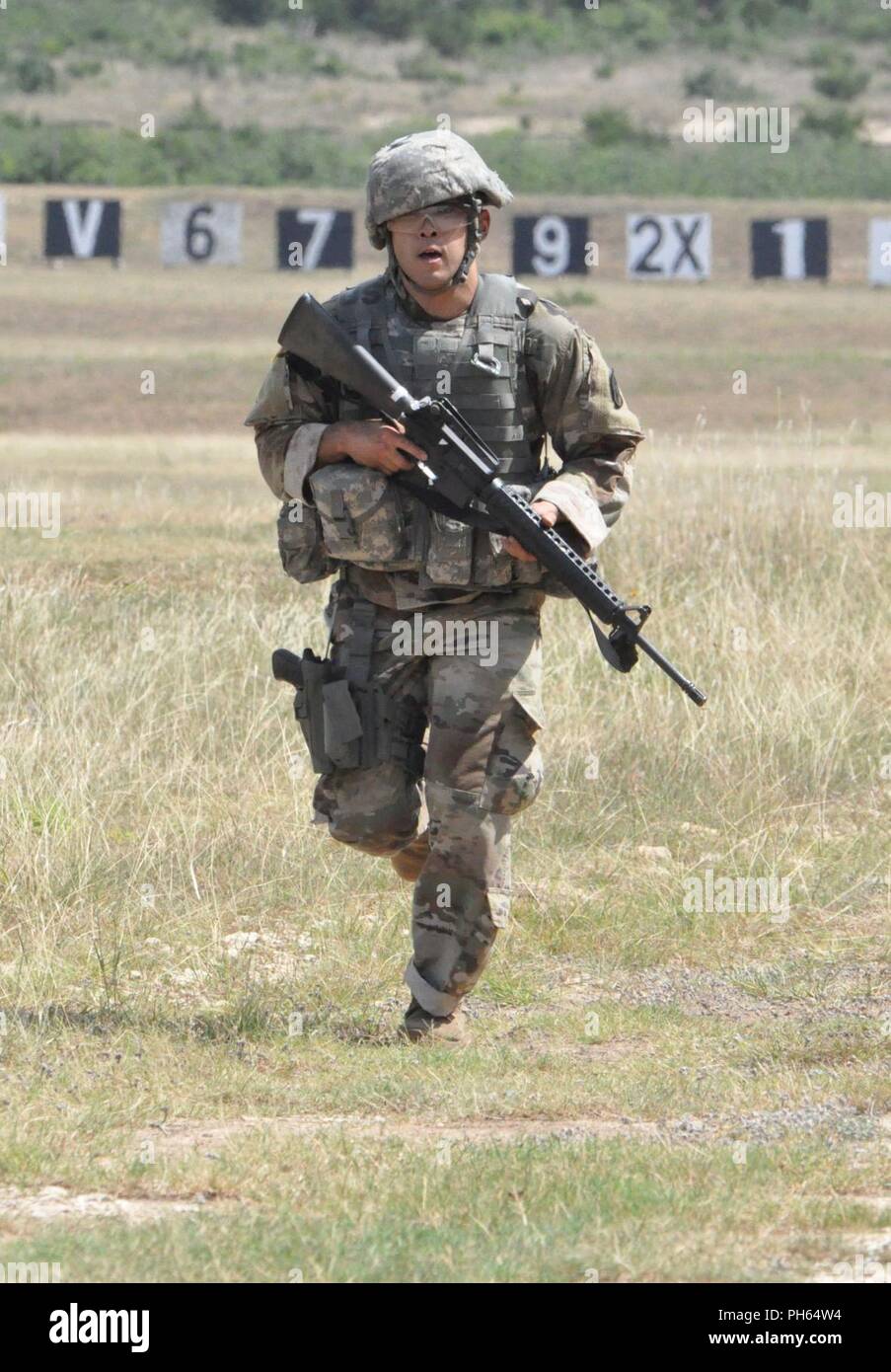 Spc. James Moto, medizinische Forschung und Materiel Command, läuft durch einen Combat Training Lane während der 2018 U.S. Army Medical Befehl besten Krieger Wettbewerb im Camp Bullis, Texas, 26. Juni 2018. MEDCOM durchgeführt die besten Krieger Wettbewerb 2018 in Verbindung mit der Armee Nord-, Süd- und Armee Armee Installation Management Command der NCO und Soldat, der besten MEDCOM und der Armee Warrior Ethos für die Teilnahme am Wettbewerb an der Armee Ebene vertreten zu wählen. Stockfoto