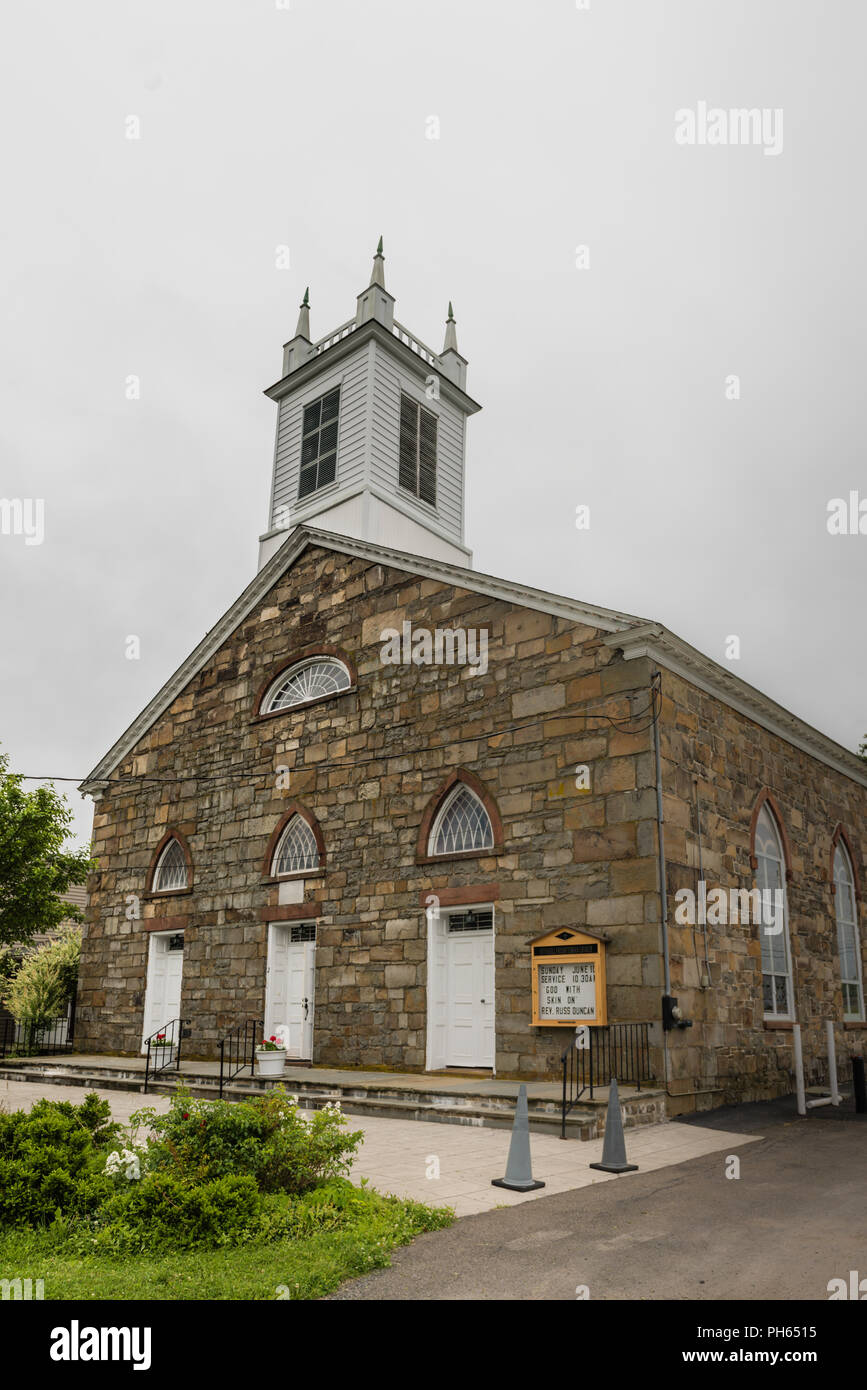 Crawford, NY/USA, 9. Juni 2018: Die historische steinerne Kirche in Upstate New York. Stockfoto