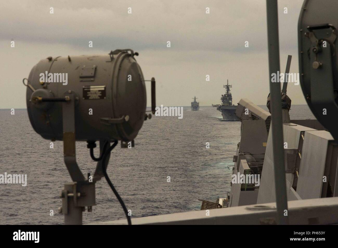 (Atlantischer Ozean) Der Whidbey Island-Klasse amphibische Landung dock Schiff USS Fort McHenry (LSD 43), und die Wespen-Klasse amphibisches Schiff USS Kearsarge (LHD 3) Sail in Formation hinter den San Antonio-Klasse amphibious Transport dock Schiff USS Arlington LPD (24) Bei der Kriegsführung Advanced Tactical Training (SWATT). Kearsarge Amphibious Ready Group (ARG) ist die Vollendung der Marine erste Ostküste ARG SWATT Übung. SWATT ist geleitet von der Naval Oberfläche und Mine Warfighting Development Center (SMWDC) und ist darauf ausgelegt, zu erhöhen warfighting Kenntnisse, die Letalität und die Interoperabilität der Ermuti Stockfoto