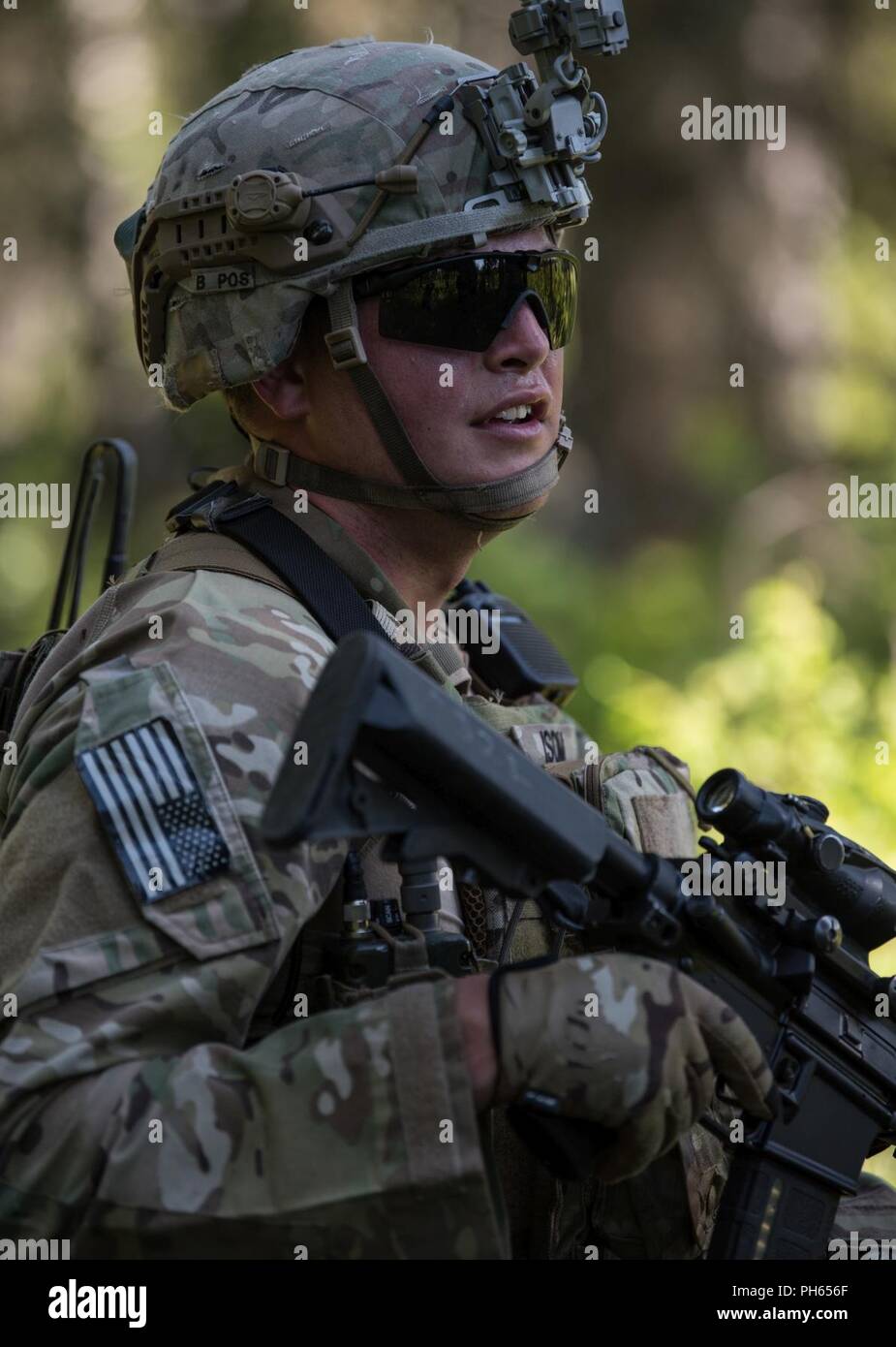 Us-Armee Alaska Infanteristen vom 1 Stryker Brigade Combat Team, 25 Infanterie Division, und Japan Masse Verteidigung-kraft Soldaten aus dem 1 Airborne Brigade ausführen Platoon Bewegung - - Kontakt und Support-für-Feuer Operationen während der Übung Arktis Aurora bei Joint Base Elmendorf-Richardson, Alaska, 14. Juni 2018. Arktis Aurora ist eine jährliche bilaterale Übung, in denen Elemente von U.S. Army Alaska und die JGSDF, die auf die Stärkung der Bindungen zwischen den beiden Nationen konzentriert sich durch die Ausführung von kombinierten kleine Einheit airborne Kenntnisse und grundlegende Waffen Treffsicherheit. Stockfoto