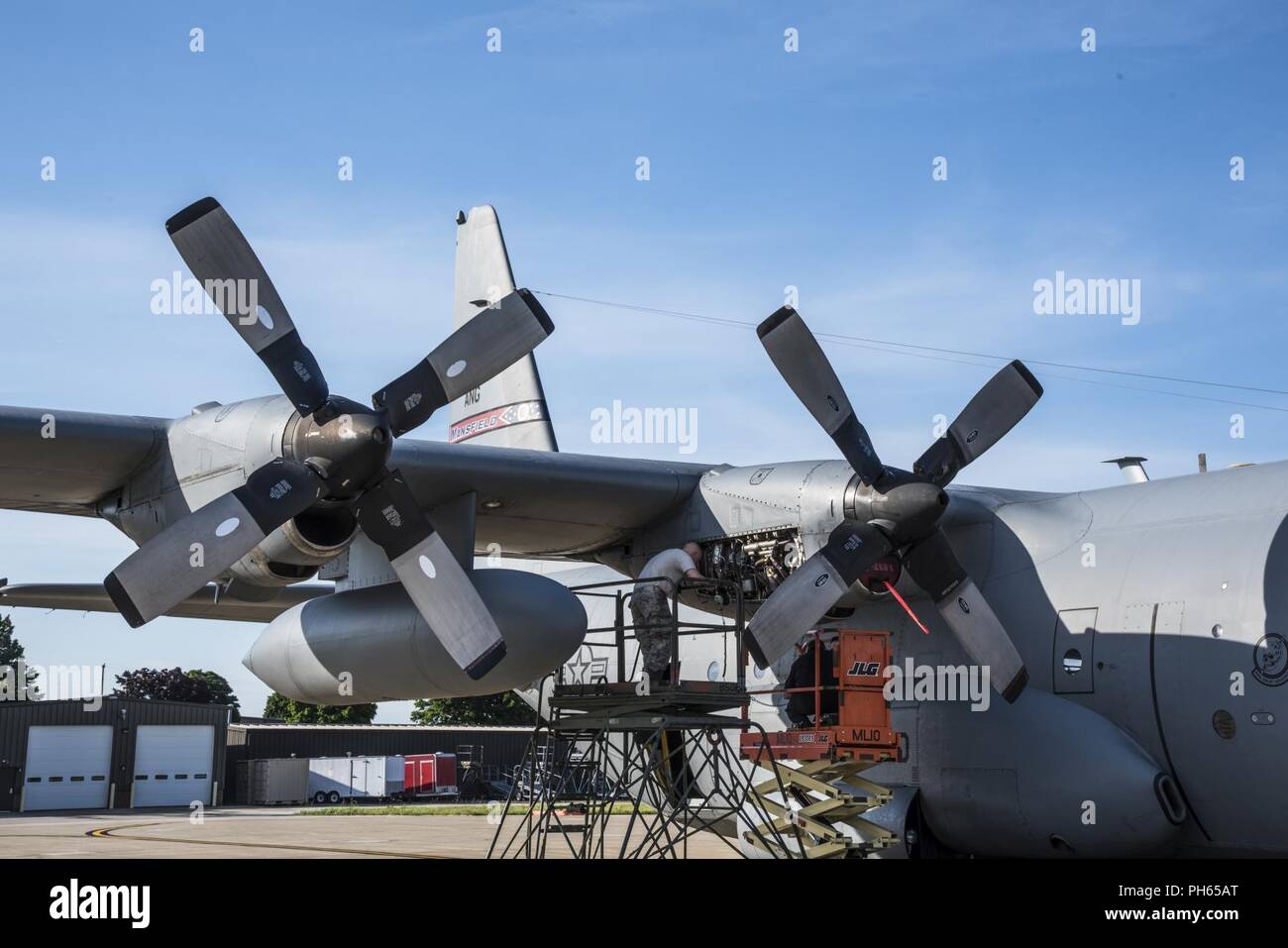 Älterer Flieger Tim Johnson und Senior Airman Hunter Mitchell, Aerospace Propulsion Specialist, 179Th Airlift Wing Instandhaltungsgruppe, wertet ein Motor der C-130H Hercules, während es am 26. Juni 2018, an der 179th Airlift Wing, Mansfield, Ohio. Die Diagnose muss der Motor laufen, damit der Flieger, die Ursache für dieses besondere Problem ordnungsgemäß zu identifizieren und ist auch mit dem Flugzeug Mechanik bekannt als "eine auf dem Stand". Stockfoto