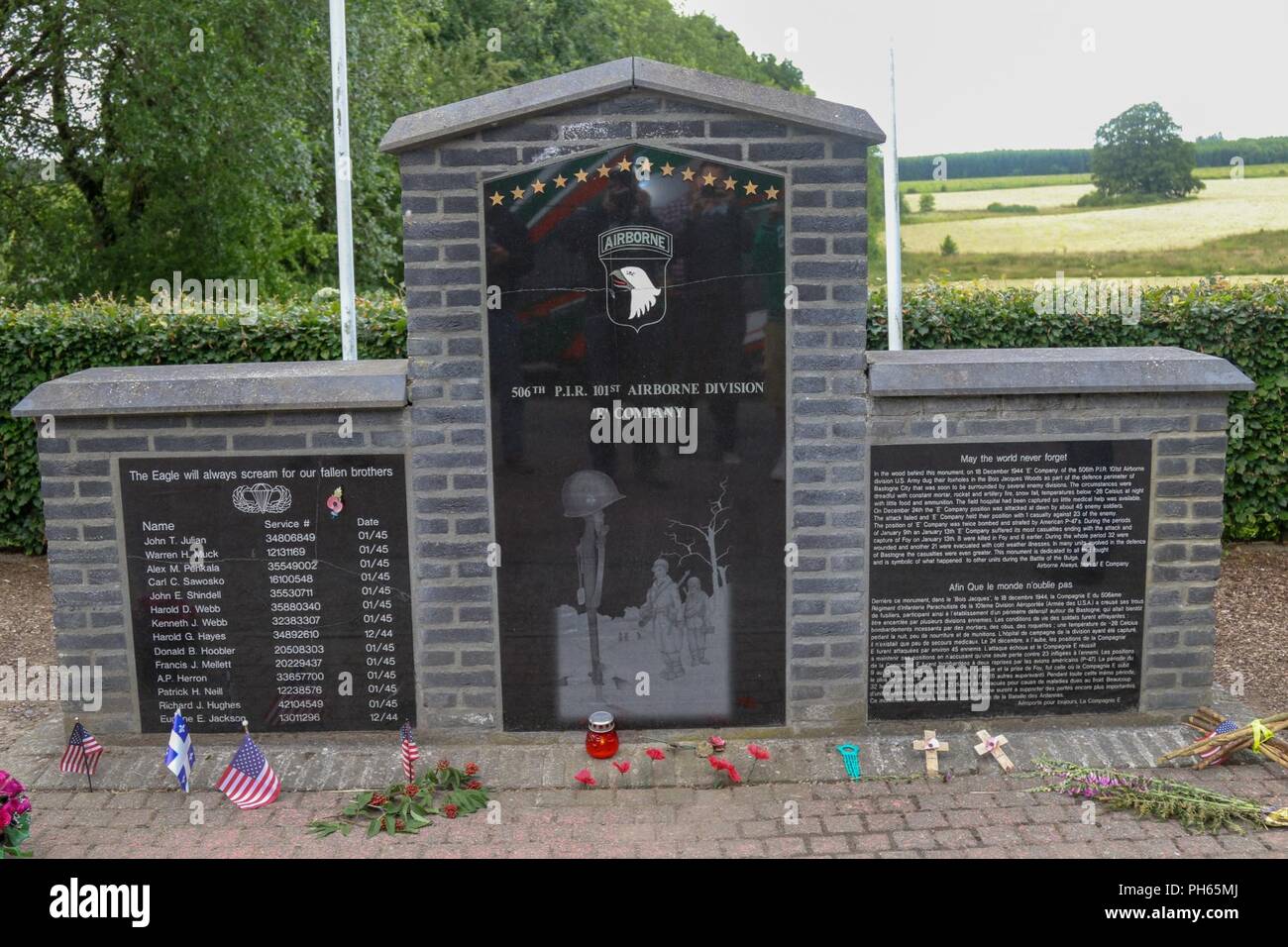 Dieses Denkmal ehrt das Andenken der amerikanischen Soldaten verwundet oder während des Zweiten Weltkriegs aus der Ardennenschlacht getötet, speziell Fallschirmjäger der Easy Company, 506th Regiment der Luftlandedivision. Stockfoto