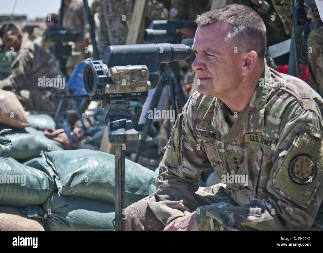 Us-Armee Generalleutnant Paul Funk, Combined Joint Task Force - inhärenten  Lösen Commander, verwendet ein Spektiv an der vorderen Linie zwischen  Gebieten, die von der syrischen Regierung und dem syrischen Demokratischen  Kräfte zu