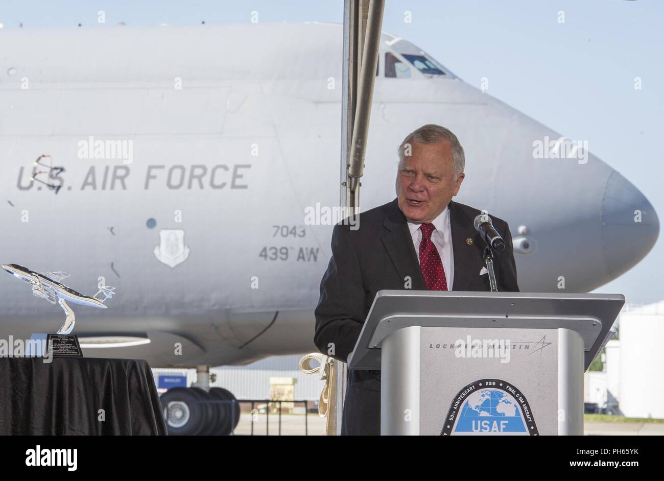 Georgia Regler Nathan Deal gibt Erläuterungen während der 50-Jahr-Feier zur Erinnerung an die C-5 Galaxy der Dienst bei der US Air Force und der letzten C-5 M Super Galaxy (im Hintergrund) für den betrieblichen Einsatz geliefert, bei Lockheed Martin in Marietta, Georgia, 26. Juni 2018. Die C-5 M Super Galaxie wird dem 439Th Airlift Wing an Westover Air Reserve Base, Massachusetts geliefert werden. Stockfoto