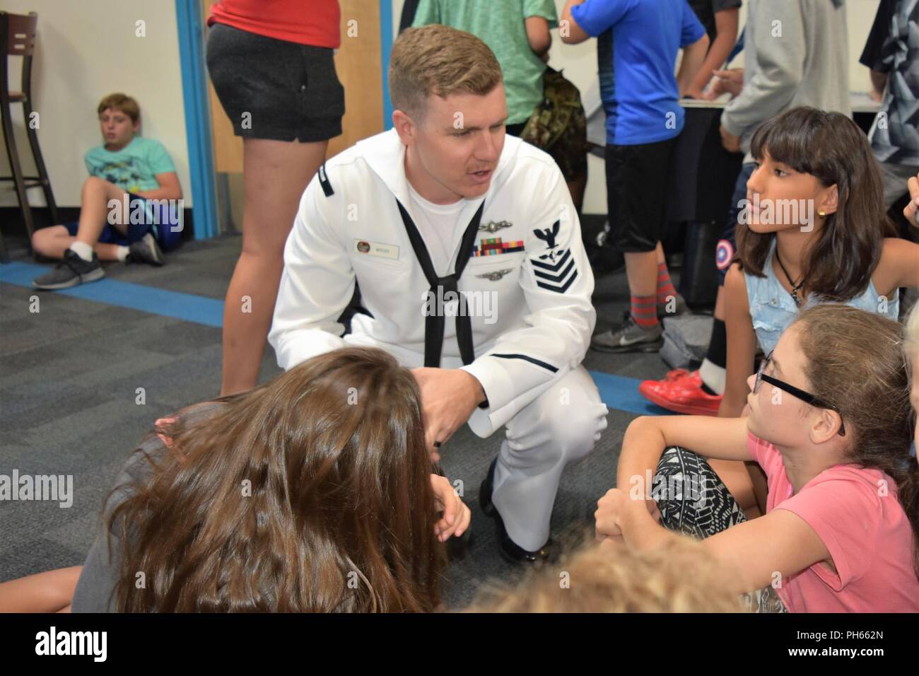 RENO, Nev (22. Juni 2018) Aerographer Mate's First Class Brett Myers von Flotte Wetter Center San Diego und Carson City native, spricht über die Bedeutung der Wissenschaft in der Meteorologie mit Studenten an der Pennington Zentrum Jungen und Mädchen Club in Reno während Marine Woche. Marine Woche Programme dienen als wichtigste übertreffen Bemühung der U.S. Navy in Gebieten des Landes, die eine bedeutende Marine Präsenz fehlt, hilft die Amerikaner verstehen, dass ihre Marine auf der ganzen Welt bereitgestellt wird, rund um die Uhr, bereit, Amerika zu verteidigen. Stockfoto