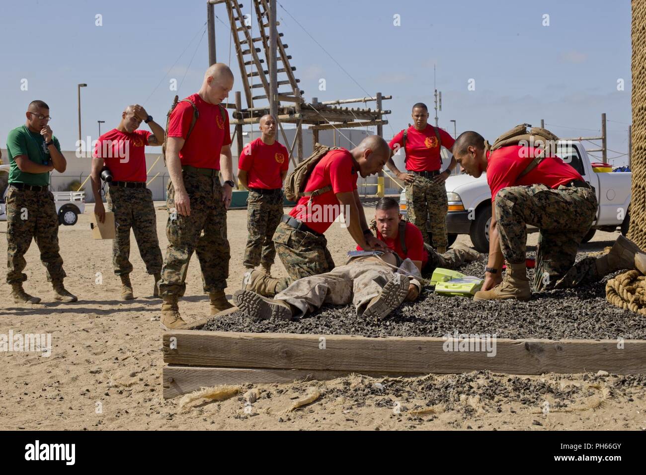 Bohrer Ausbilder mit 1 Recruit Training Bataillon ein simulierter Unfall während einer vertrauen Kurs Veranstaltung im Marine Corps Recruit Depot San Diego, 25. Juni bewerten. Bohrer Ausbilder Praxis Herz-Lungen-Wiederbelebung zu erhalten, was Sie vom Drill Instructor Schule gelernt haben. Jedem drill instructor ist mit dem Amerikanischen Roten Kreuz für die erste zertifizierte - Hilfe. Jährlich mehr als 17.000 Männer aus den westlichen Recruiting Region rekrutiert werden an MCRD San Diego ausgebildet. Bravo Unternehmen ist der Abschluss 12.08.31 geplant. Stockfoto